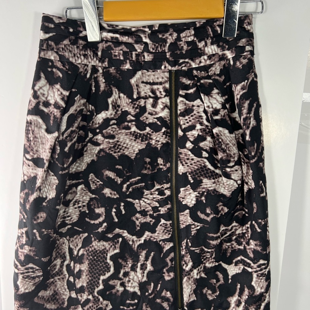 Banana Republic Black‎ and Cream Pencil Skirt